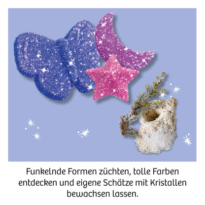Blaue Wolke und rosa Sterne aus Kristallen, kristallisierter Stein mit Pflanze auf violettem Hintergrund