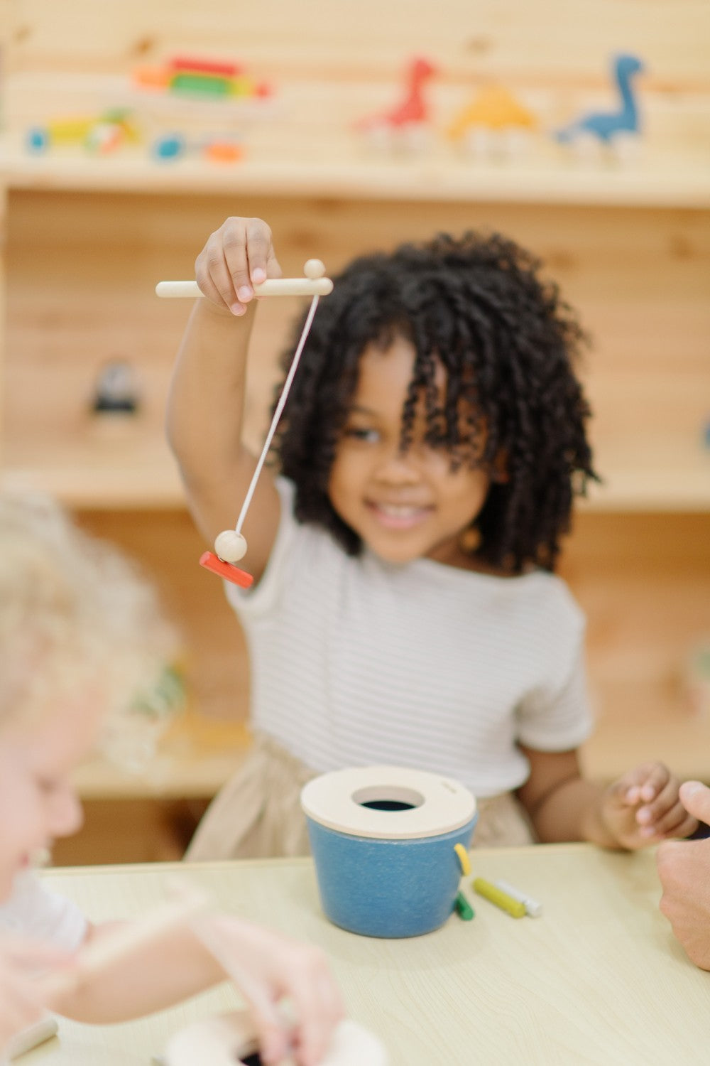 Angelspiel Timber Tots Catch von PlanToys mit Holzangel und bunten Stoffmeeresbewohnern