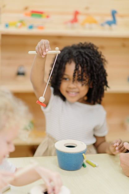 Angelspiel Timber Tots Catch von PlanToys mit Holzangel und bunten Stoffmeeresbewohnern