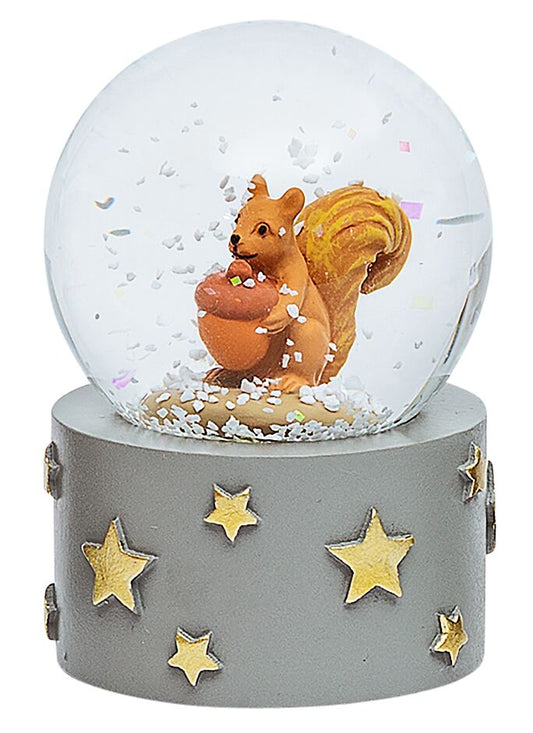 Schneekugel mit Eichhörnchen, das eine Nuss hält, auf grauem Sockel mit goldenen Sternen