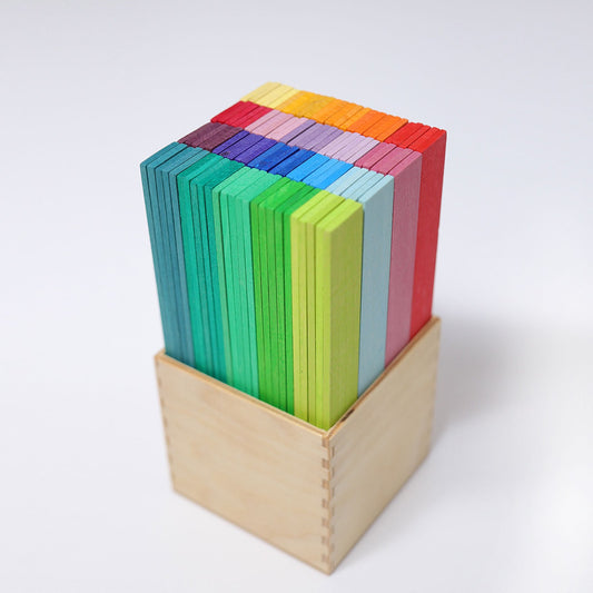 Grimms Leonardo Stäbchen, bunte Holzstäbe in Regenbogenfarben gestapelt in einem Holzkasten, Packshot