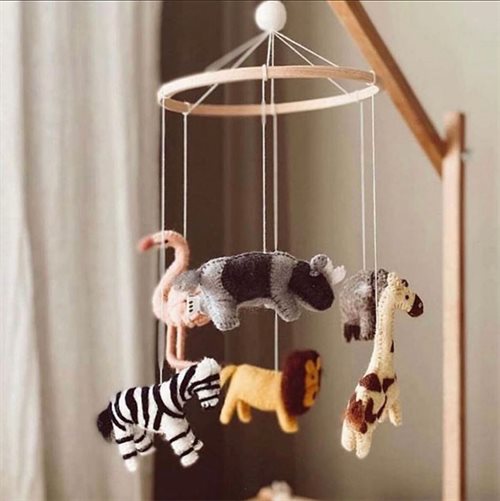 Gamcha Safari-Mobile mit Metallgestell und fünf Filztieren: Flamingo, Elefant, Giraffe, Zebra, Löwe