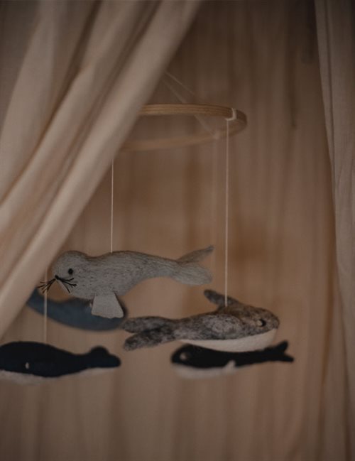 Gamcha Filz-Mobile mit Seelöwe, gepunkteterem Fisch und zwei schwarzen Fischen an Holzstab