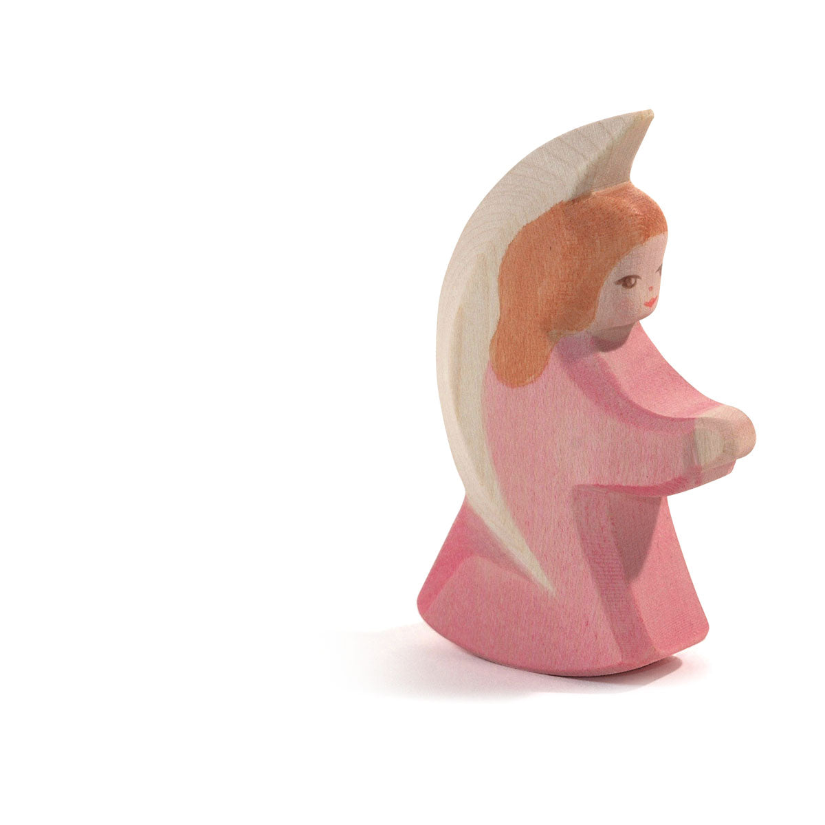 Ostheimer Engelchen aus Holz mit rosa Kleid, rotem Haar und cremefarbenem Flügel, Seitenprofil