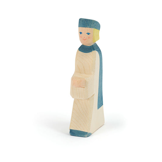 Ostheimer Holzfigur Sternsinger mit blauer Mütze und blauem Umhang, beige Gewand, blonde bemalte Haare, Packshot