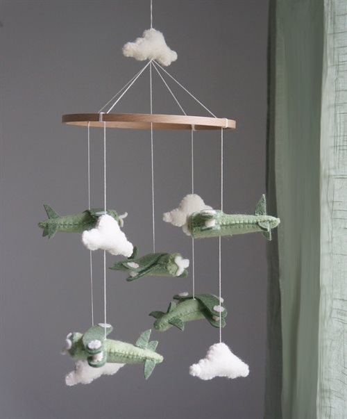 Filz-Mobile mit grünen Flugzeugen und weißen Wolken an einem Holzring