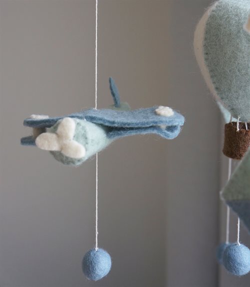 Gamcha Filz-Mobile, Detailaufnahme eines blauen Filzflugzeugs mit weißen Wolken und hängender blauer Kugel