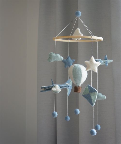 Gamcha Filz-Mobile mit Holzrahmen, hängend mit blauen Flugzeugen, weißem Ballon, Wolken und Stern