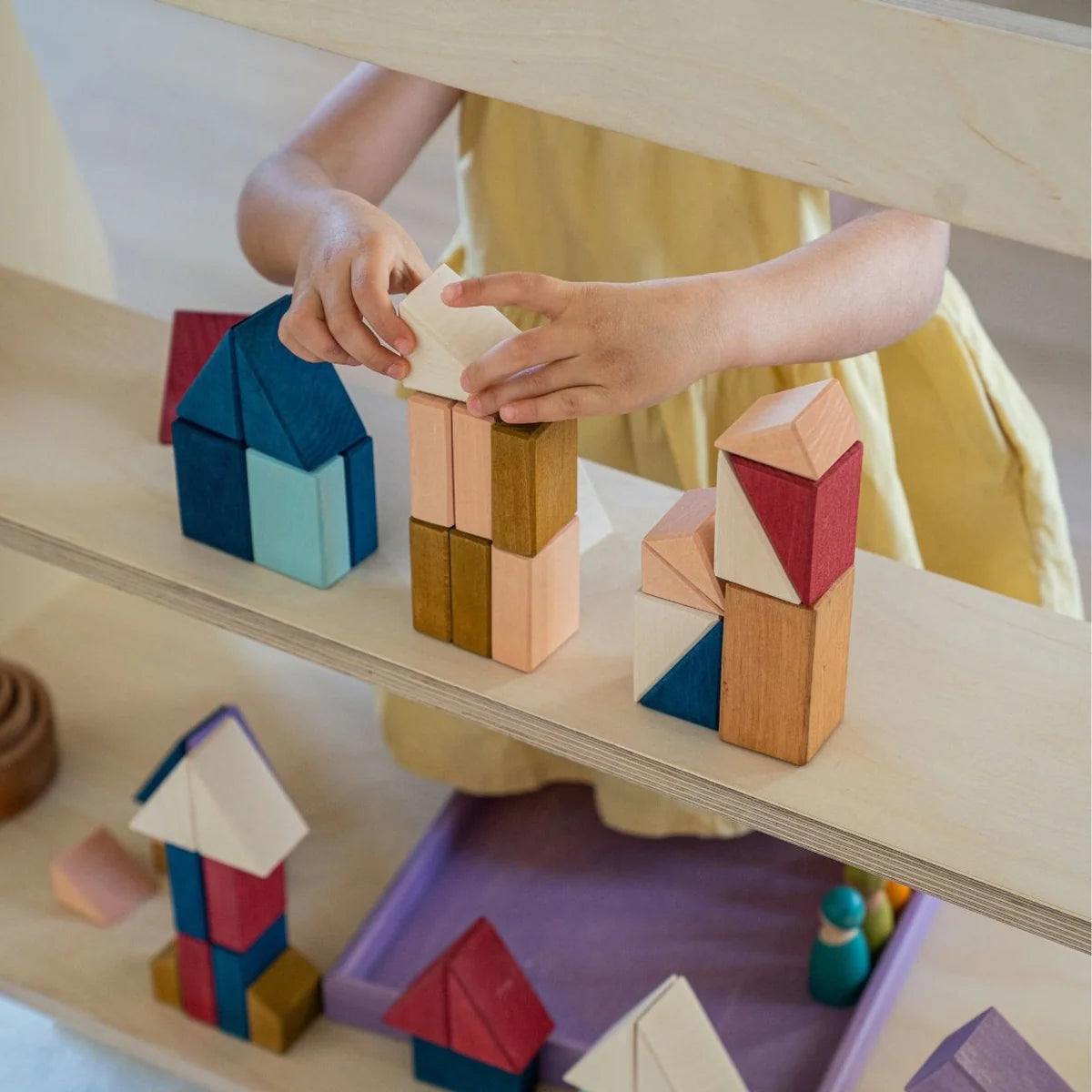 Grimm's Rhythm Baukasten mit geometrischen Holzbausteinen in Natur- und Pastellfarben