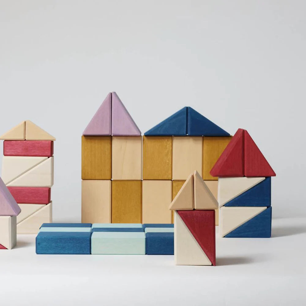 Grimm's Rhythm Baukasten mit geometrischen Holzbausteinen in Natur- und Pastellfarben
