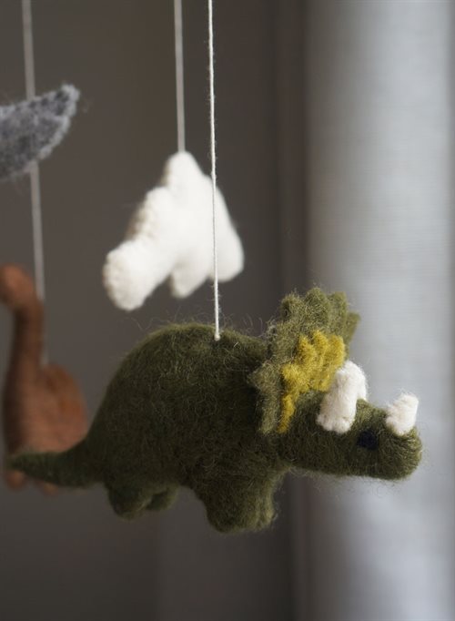 Grüner Filz-Dinosaurier des Gamcha-Mobiles mit gelber Mähne und weißen Dornen, an Fäden hängend