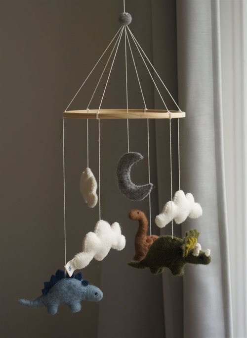 Gamcha Filz-Mobile mit Holzring, daran hängend Dinosaurier, Mond, Wolken und Fisch aus Filz
