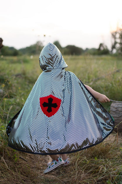 Wendecape Drache/Ritter von Great Pretenders mit rotem Drachen- und blauem Ritterdesign