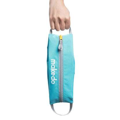 Hand hält türkise Makedo Tool-Case Tasche an einem Henkel mit Reißverschluss und weißem Schriftzug