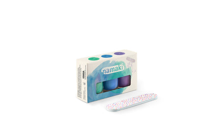 Namaki Nagellack-Set mit drei Flaschen in Blau, Violett und Glitzer neben der Verpackung