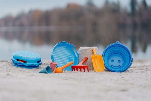 Schildkröt 7 in 1 Sandspielzeug-Set in Blau mit Förmchen, Schaufeln und Sieb
