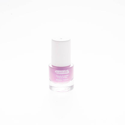 Namaki Nagellack-Fläschchen mit zartem Rosa und glitzerndem Finish, weißer Deckel, Packshot vor weißem Hintergrund