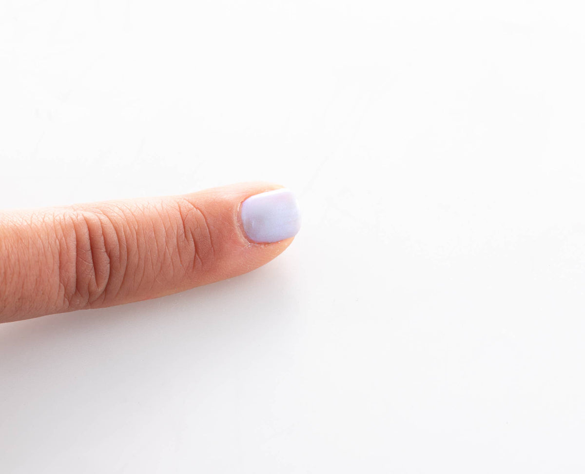 Finger mit Namaki Nagellack in Bläulich Silber, abziehbare Schicht, Detailaufnahme
