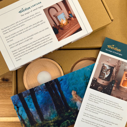 Holzlaterne Toverlux mit rundem Lampenschirm und warmweißem LED-Licht, kabellos und dimmbar