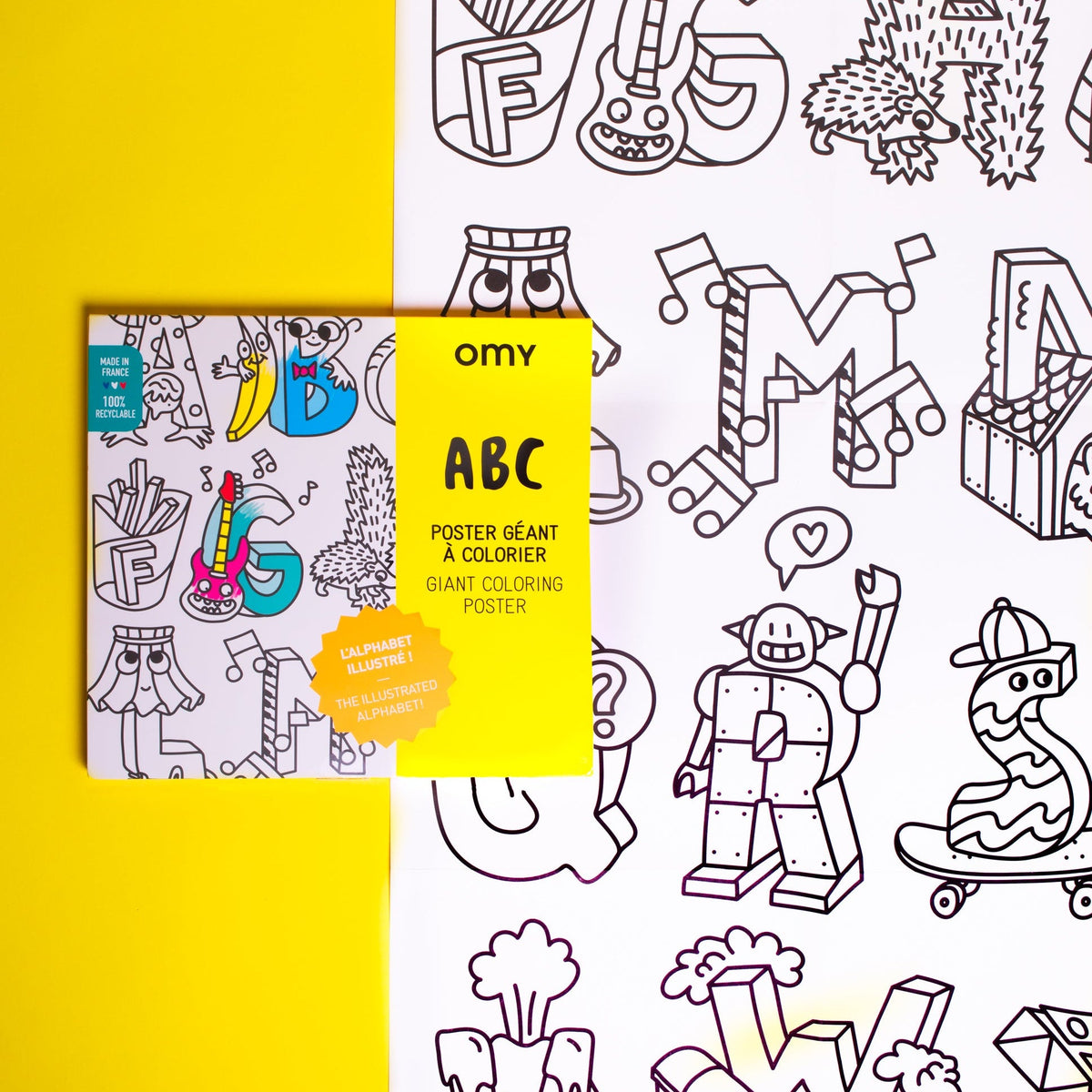 OMY ABC-Riesen-Ausmalposter neben Rolle mit Buchstaben und Robotern zum Ausmalen