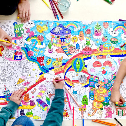 Zwei Kinder malen gemeinsam das OMY Kawaii Riesen-Ausmalposter mit bunten Stiften aus