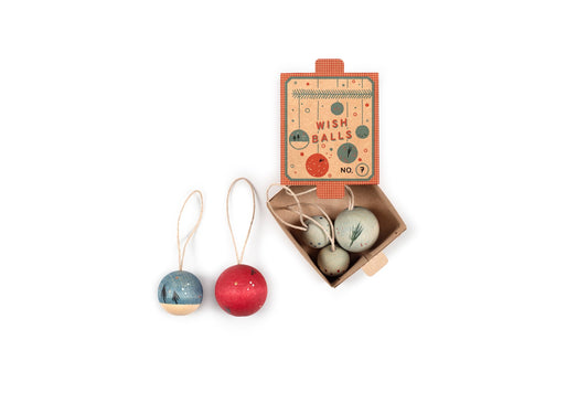 Grapat Wish Balls Packshot mit offener Kartonschachtel und zwei hängenden Kugeln in Grau und Rot