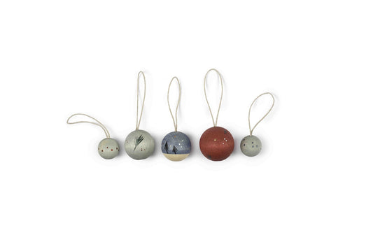 Fünf Grapat Wish Balls in Beige, Grün, Grau, Rot und Creme mit Aufhängschnüren