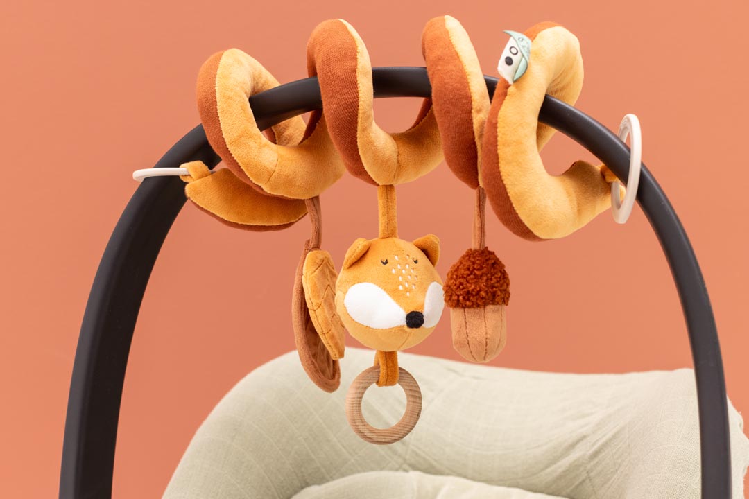 Activity-Spirale Mr. Fox von Trixie mit bunten Elementen und verschiedenen Texturen zum Greifen