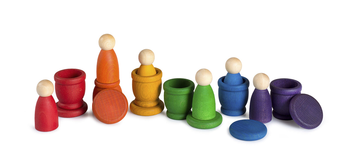 Grapat Nins, Mates & Coins, Figuren, Becher und Scheiben in Regenbogenfarben, teils ineinander gestellt