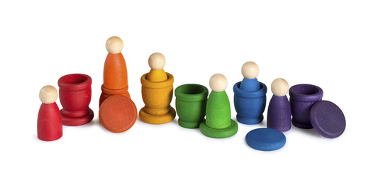 Grapat Nins, Mates & Coins, Figuren, Becher und Scheiben in Regenbogenfarben, teils ineinander gestellt