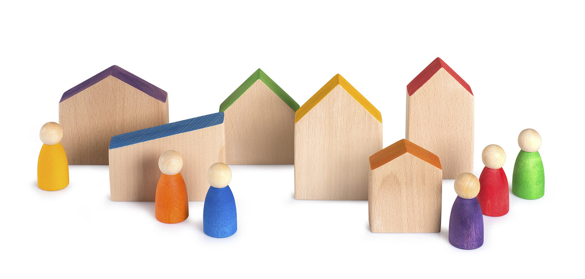 Grapat Houses and Nins: Holzhäuser mit farbigen Dächern und bunte Holzfiguren