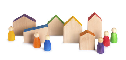Grapat Houses and Nins: Holzhäuser mit farbigen Dächern und bunte Holzfiguren