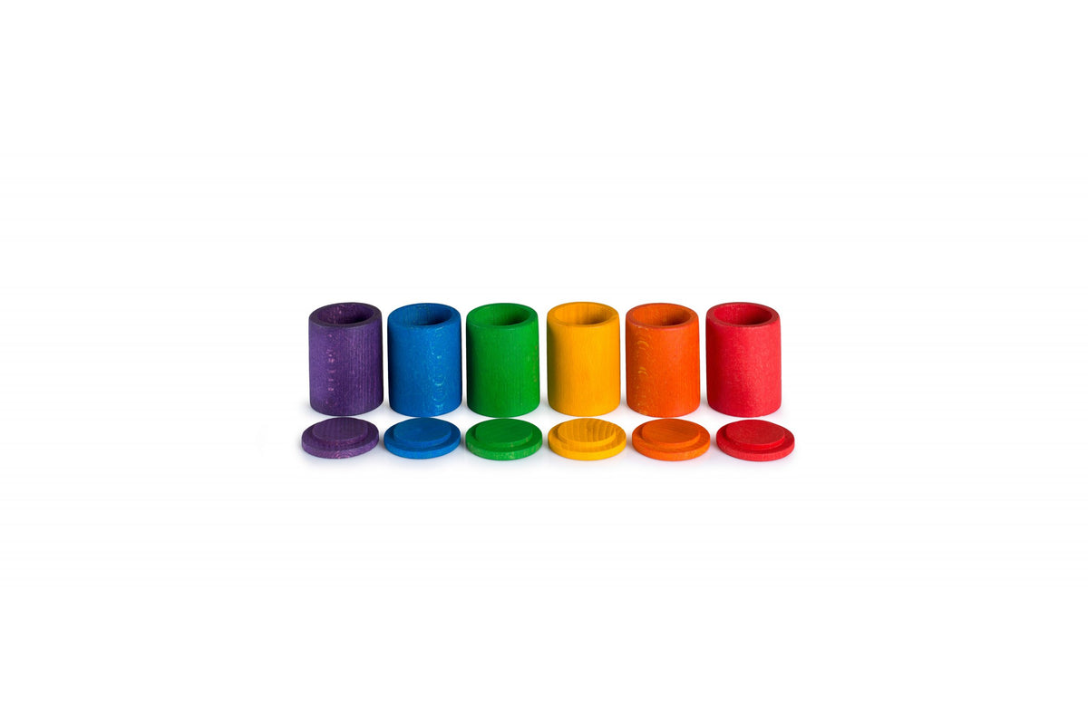 Grapat Farbbecher Set mit sechs Bechern in Violett, Blau, Grün, Gelb, Orange und Rot, jeweils mit passendem Deckel, Packshot