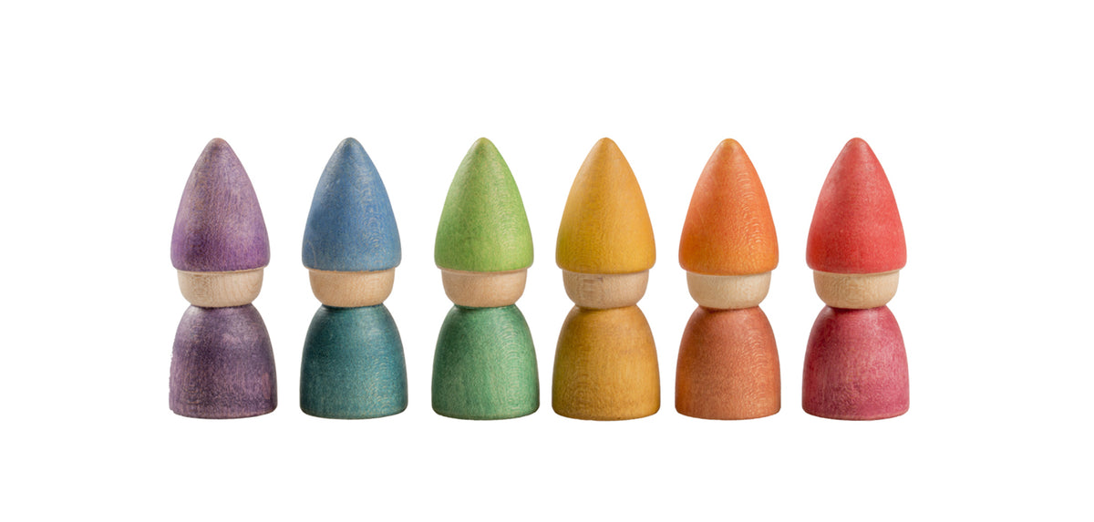 Grapat Rainbow Tomtens, sechs Holzwichtel mit Spitzmützen in Violett, Blau, Grün, Gelb, Orange und Rot