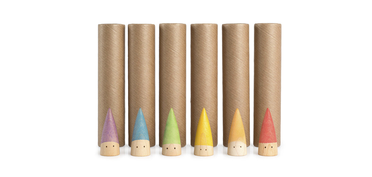 Grapat Baby Sticks, sechs Pappröhren, aus denen kleine Holzfiguren mit farbigen Spitzen schauen