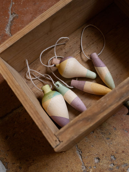 Grapat Ornaments Nº2 Twinkle Mist, tropfenförmige Holzanhänger in Pastelltönen mit Schnüren in einer Holzkiste