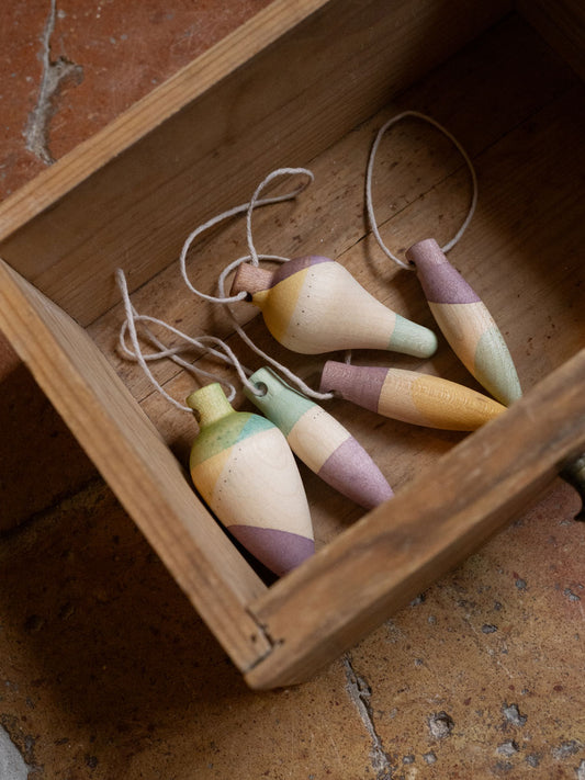 Grapat Ornaments Nº2 Twinkle Mist, tropfenförmige Holzanhänger in Pastelltönen mit Schnüren in einer Holzkiste