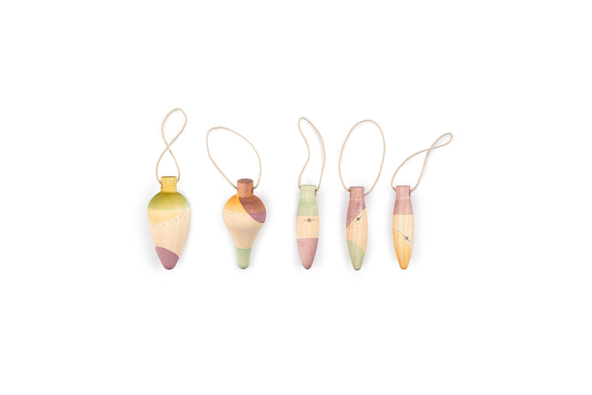 Grapat Ornaments N°2 Twinkle Mist, fünf kleine Holz-Anhänger in Pastellgelb, Rosa, Grün und Orange mit Schnüren