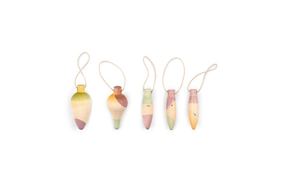 Grapat Ornaments N°2 Twinkle Mist, fünf kleine Holz-Anhänger in Pastellgelb, Rosa, Grün und Orange mit Schnüren