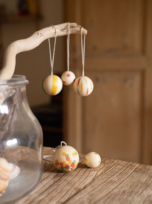 Grapat Ornaments Nº5 Wonder Balls, bemalte Holzkugeln an einem Zweig in einer Glasvase