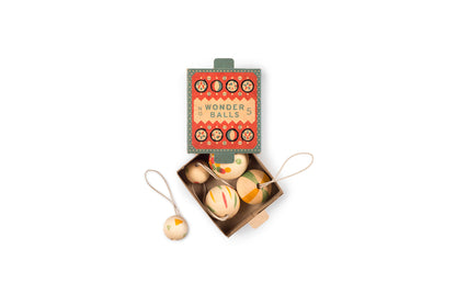 Grapat Ornaments Nº5 Wonder Balls, offene Schachtel mit den bemalten Holzkugeln, eine hängt an der Schnur daneben