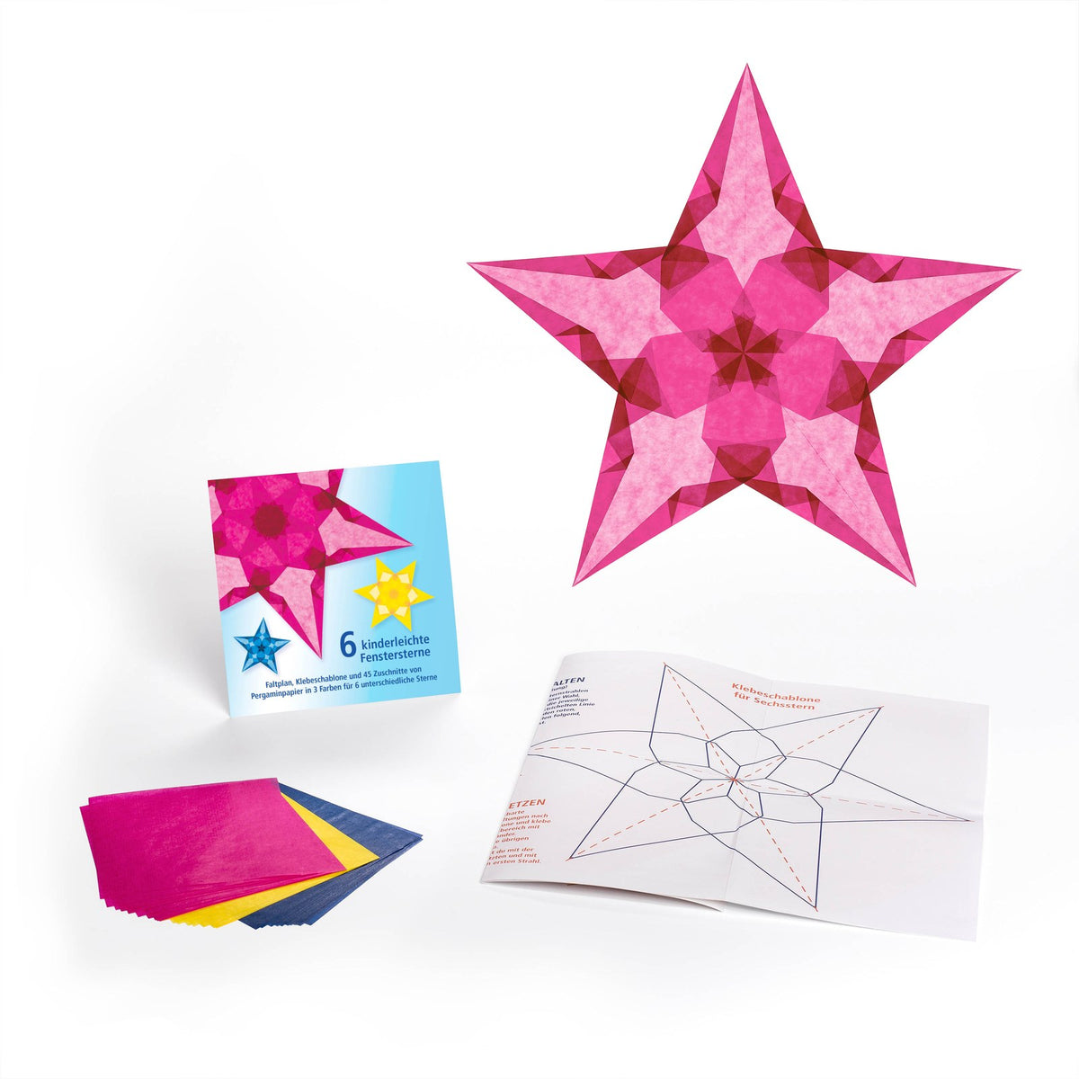 Ausgepacktes Set 6 kinderleichte Fenstersterne: Kartontasche, Pergaminpapier in Magenta, Tiefblau und Hellgelb, Faltplan und ein fertiger magentafarbener Stern