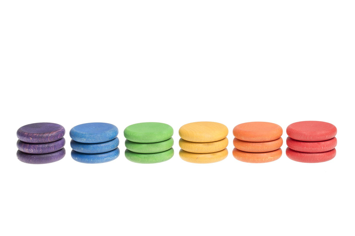 Grapat Coins in sechs Farben Reihe, gestapelte runde Holzplättchen in Violett, Blau, Grün, Gelb, Orange und Rot