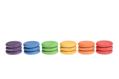 Grapat Coins in sechs Farben Reihe, gestapelte runde Holzplättchen in Violett, Blau, Grün, Gelb, Orange und Rot