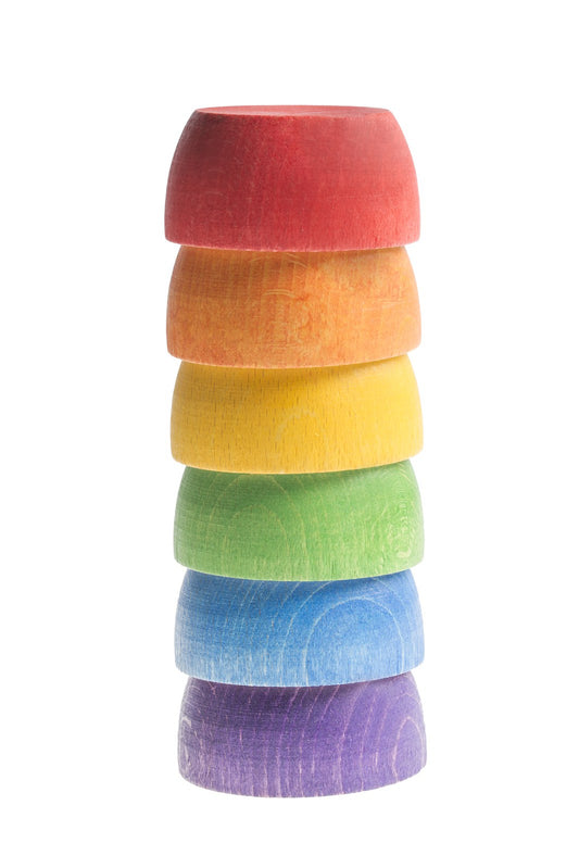 Sechs Grapat Holzschalen in Regenbogenfarben gestapelt, von oben rot, orange, gelb, grün, blau, violett