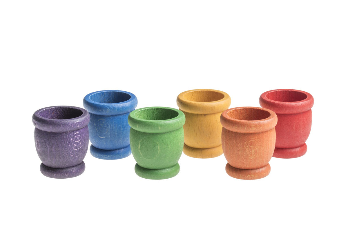 Grapat Mates, sechs Holzbecher in Violett, Blau, Grün, Gelb, Orange und Rot in Frontalansicht