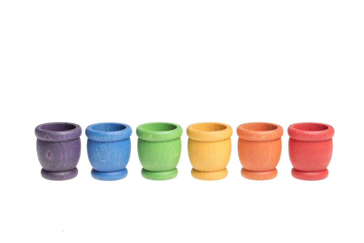 Grapat Mates, sechs kleine Holzbecher in Violett, Blau, Grün, Gelb, Orange und Rot nebeneinander angeordnet