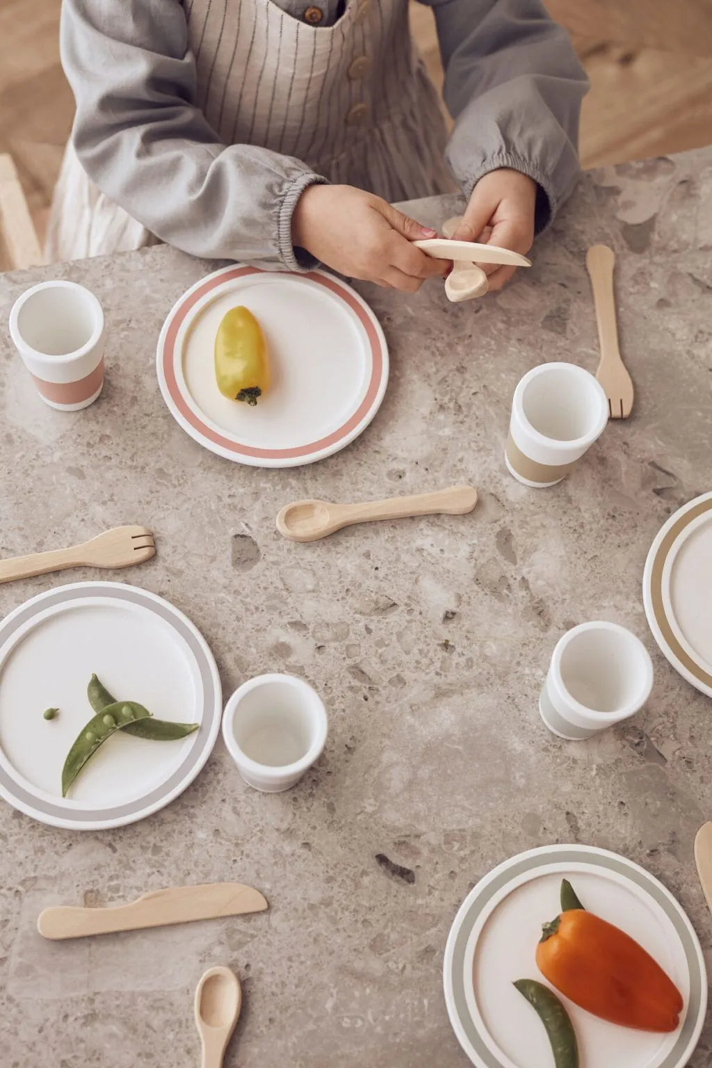 Holz-Geschirr-Set Bistro von Kids Concept mit 20 Teilen in hellem Holz