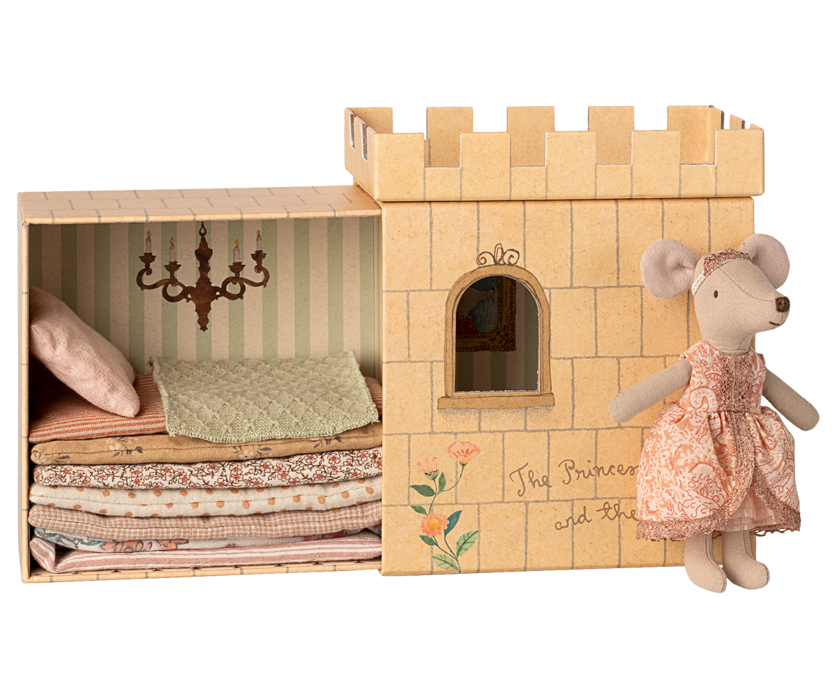 Große Schwester Maus Maileg mit Kleid, Krone und drei bunten Matratzen zum Märchen-Nachspielen