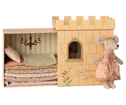 Große Schwester Maus Maileg mit Kleid, Krone und drei bunten Matratzen zum Märchen-Nachspielen